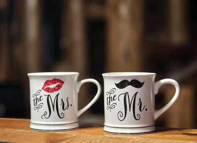 Home Essentials "The Mr." & "The Mrs." Bride & Groom 12 oz Canecas de Café CONJUNTO DE 2 - Imagem 1 de 4