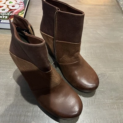 Botas al tobillo OTBT Dharma de cuero marrón con cremallera tacón alto de cuña para mujer talla 7 1/2 M Foto 1 de 4