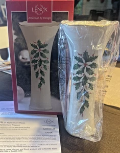 Beautiful Lenox China Holiday Holly Bud Vase 8 1/4" ~ Made in USA ~ Gold Trim - Picture 1 of 7