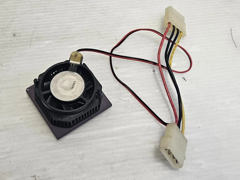 Intel Pentium 200MHz MMX, Socket 7, SL2S9, FSB 66MHz, with Genuine Intel FAN - Image 1 of 3