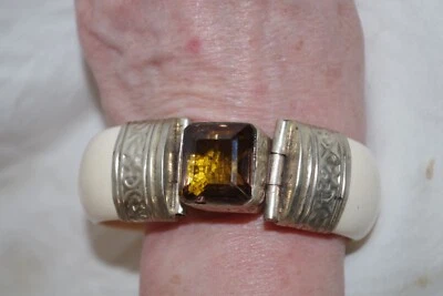 Brazalete Brazalete Tara Mesa Color Marfil Marrón Piedra Central y Plata Repujada India Foto 1 de 4
