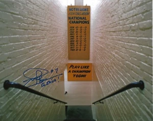 FOTO FIRMADA POR JOE THEISMANN NOTRE DAME LUCHANDO IRLANDESA "ESCALERA" 8X10 PIELES ROJAS - Imagen 1 de 1