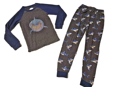 Pijama de manga larga con temática de tiburón azul y gris Family Feeling para niños talla 7 Foto 1 de 4