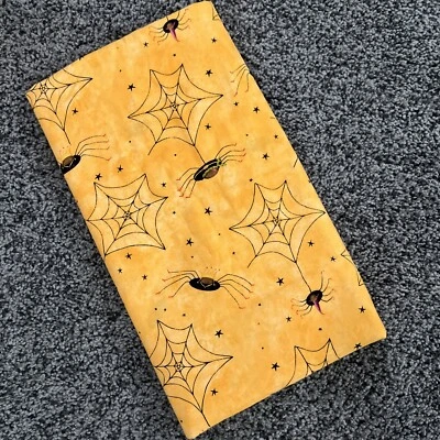 Lote de telas de Halloween - Henry Glass & Co.- Spooktacular - Arañas naranjas 2 1/2 yardas Foto 1 de 3