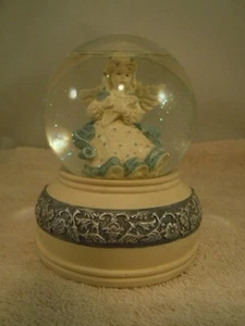 2001 SARAH'S ANGELS "SARAH" MUSICAL SNOW GLOBE 30382 TUNE: "AMAZING GRACE" 6" - Picture 1 of 7