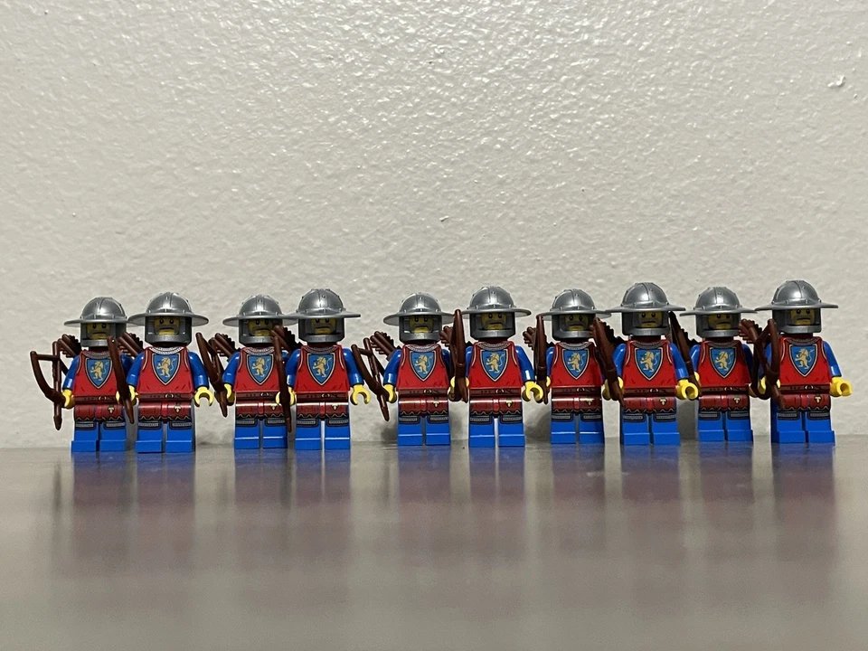10 Lego Lion Knight Archer Minifigures - Image 1 of 4