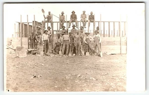 Cartolina RPPC Uomini in Cantiere Incorniciatura Pala Ruota Carriola UNP - Foto 1 di 2