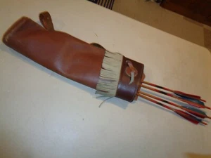 Vintage Unknown leather ARROW QUIVER with 4 wood  BROAD TIP ARROWS - Picture 1 of 7