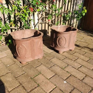 Plantadoras de hierro fundido Eschbach hoja de trébol diseño floral ornamentado urna muy resistente - Imagen 1 de 15