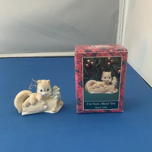Precious Moments "I'm Nuts About You" Porzellan Ornament ~ Box ~ Eichhörnchen ~ Eicheln - Bild 1 von 7
