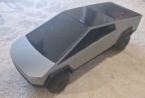tesla cybertruck Maßstab 1:24 2 neue Batterien ohne Fernbedienung - Bild 1 von 24