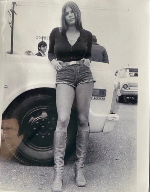 VRHTF NHRA VTG SUPER HOT JUNGLE PAM BEING BEAUTIFUL IN THE PITS PHOTO 8" X 10" - Image 1 of 1