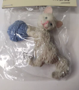 Resin Cat Craft Accent 1 Piece Set 2" White Kitty with Blue Yarn Ball - Bild 1 von 7