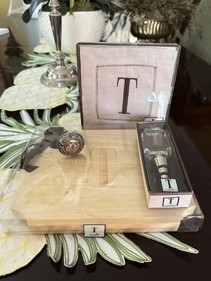 Tabla de cortar servilletas de cóctel Initial T Collection 2 tapones de botellas nunca usados Foto 1 de 4