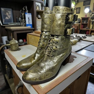 Botas de combate Donald J. Pliner Danti antigas de couro dourado com cadarço e fivela 9,5M - Imagem 1 de 4