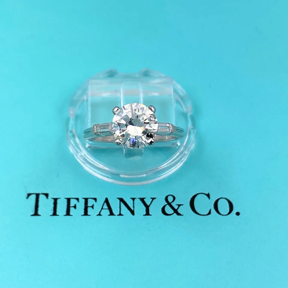 Anillo de compromiso Tiffany & Co. vintage de diamantes de corte antiguo de 1,45 quilates con baguettes Foto 1 de 4