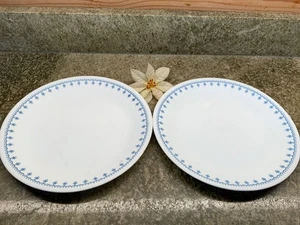 Set of Two Corelle Snowflake Pattern 10” Dinner Plates - Foto 1 di 3