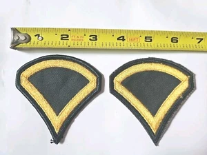 Par de parches Chevron de rango verde dorado PFC E-3 de primera clase privado del ejército - macho - Imagen 1 de 3