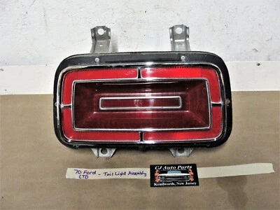 OEM 70 FORD LTD LUZ TRASERA LENTE BISEL MONTAJE DE MOLDURA Foto 1 de 4