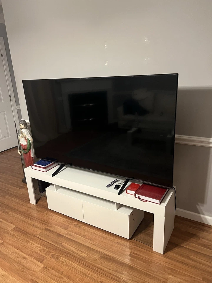 Smart TV pantalla plana 70”, marca Hisense, activado por Google. Foto 1 de 1