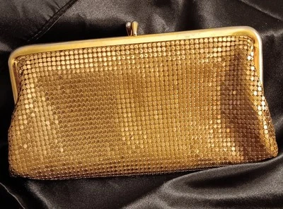 复古 20 世纪 40 年代 Whiting Davis Chainmail 金色网格卡扣晚装包 7x4 美国 — 第 1/4 张图片