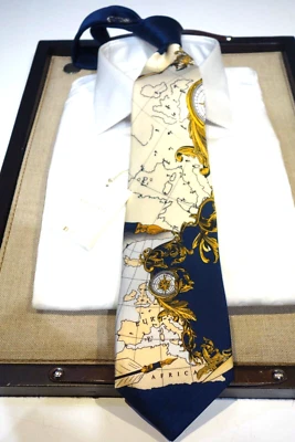 Corbata de seda Fabio Toma azul marino blanco roto dorado tostado gris mapa del mundo brújula Foto 1 de 2
