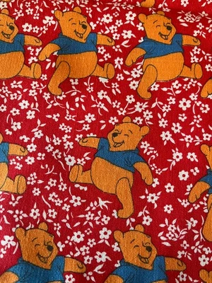 Vintage Anos 70 Winnie the Pooh Tecido Floral Vermelho Sears Disney 7/8 Jardas Etiqueta ALCO - Imagem 1 de 3