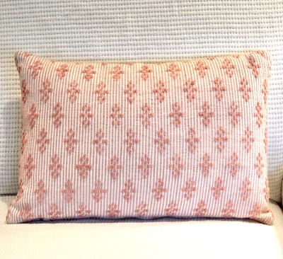 杯子蛋糕和羊绒装饰纹理枕头 - 粉色白色 - 长方形 — 第 1/4 张图片