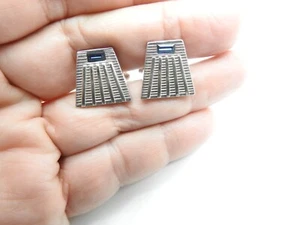Eslabones de puño de metal con estrás texturizado en tono plateado con baguette azul firmados por Anson - Imagen 1 de 5