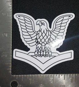PEGATINA E-4 DE 3 PULGADAS PEQUEÑO OFICIAL TERCERA CLASE PO3 EE. UU. NAVY - Imagen 1 de 4
