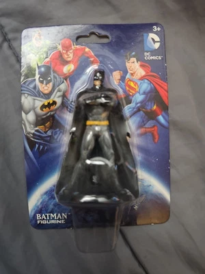 BATMAN - Monograma DC Comics - Figura 3" - Nuevo en paquete Foto 1 de 2