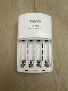 Sanyo Battery Charger NC-MQN06U Ni-MH for Eneloop AA AAA Batteries Class 2 1.2v - Picture 1 of 2