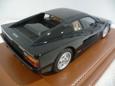 MODELOS A ESCALA KK 1/18 - FERRARI TESTAROSSA, Negro con vitrina de plexiglás. Foto 1 de 4
