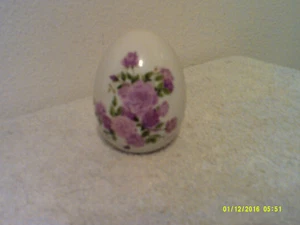 HUEVO DE PORCELANA DECORATIVO AVON DE COLECCIÓN... con FLORES DE ROSAS DE VERANO... 1988 - Imagen 1 de 5
