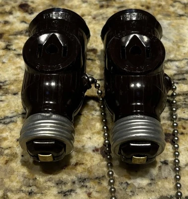 (2)- ADAPTADOR DE ENCHUFE SIN LLAVE ÁGUILAS 660W-125V, MARRÓN CON CADENA DE TRACCIÓN Foto 1 de 2