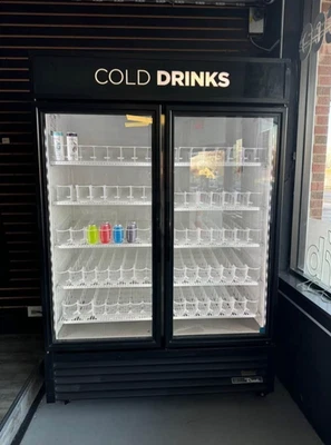 Verdadero GDM-49-HC-TSL01 Dos Puertas de Vidrio Refrigerado Comerciante Reacondicionado Foto 1 de 2