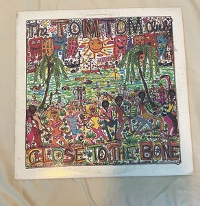 Tom Tom Club - Close to the Bone - Vinyl 12" LP 1983 Sire Records - Picture 1 of 5