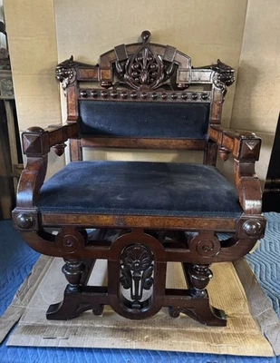 SILLA DE FOTÓGRAFOS RENACENTISTA NOGAL CABEZA DE LEÓN BRAZO Foto 1 de 4