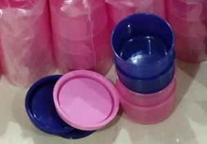 Tupperware Minis Smidgets Juego de 4 con Sellos Apretados Líquidos Azul Rosa Nuevo - Imagen 1 de 2