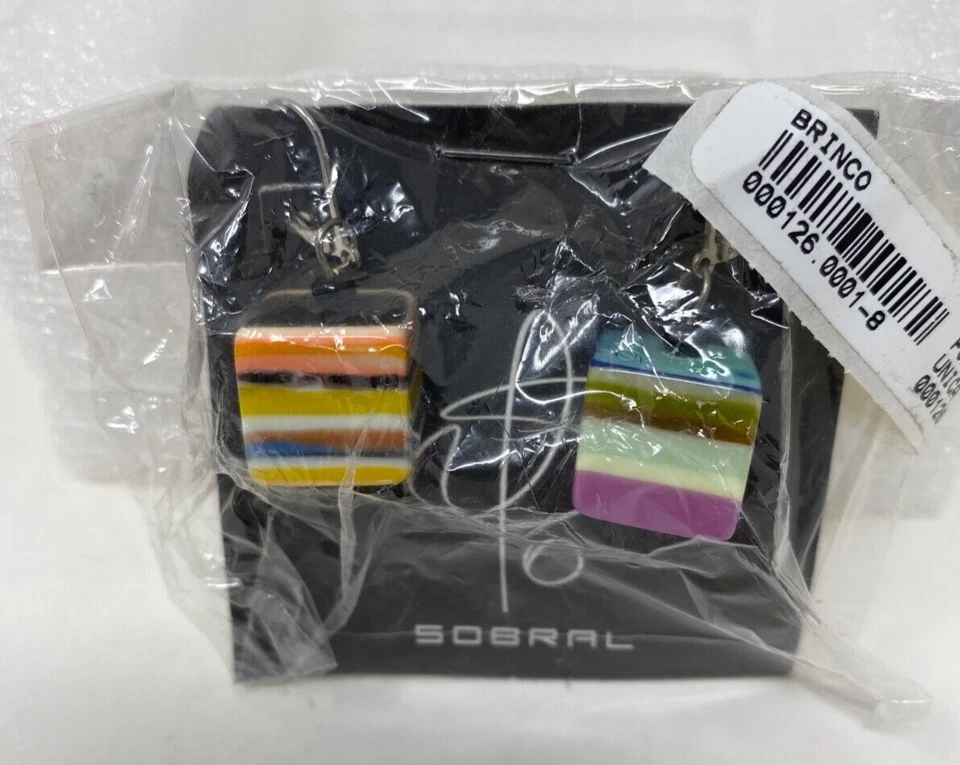 Brincos de cubo pendente listrados feitos por artista Pop Art Sobral NOS - Imagem 1 de 1