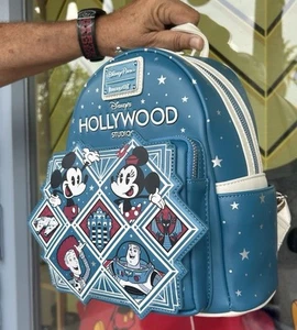 Mochila Loungefly 2025 Disney Parks Hollywood Studios Mickey Minnie Logo ¡Nueva con etiquetas! - Imagen 1 de 6