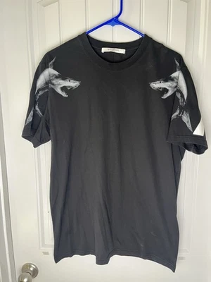 Camiseta manga tiburón Givenchy Foto 1 de 3