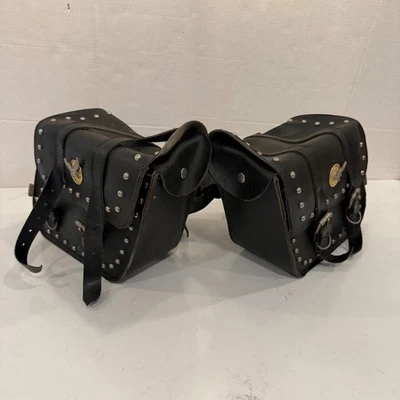 Bolsas de sillín inclinadas Willie & Max con insignia de águila de cuero negro tachonado Foto 1 de 4