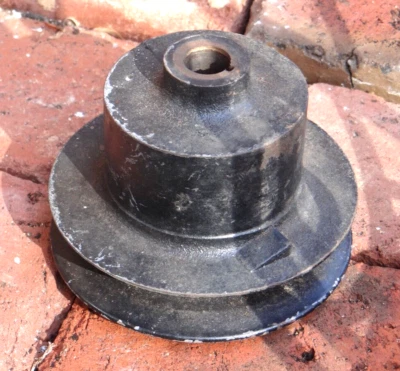 ШКИВ ВОДЯНОГО НАСОСА TRIUMPH TR2 TR3 TR3B TR4 TR4A MORGAN PLUS 4 ОТ ОРИГИНАЛЬНОГО ПРОИЗВОДИТЕЛЯ - Б/У 105537 - Изображение 1 из 4