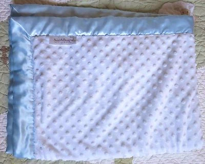 Manta de felpa blanca Swaddle Designs Minky Dot con cochecito de satén azul para bebé niño usada en excelente estado Foto 1 de 4