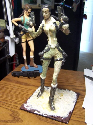 Rare Lara Croft Tomb Raider figurine 9" Jungle Cover