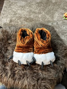 Old Navy Sz 3-4 Kid's Slippers Boy Girl Plush Stuffed Tiger Paw Foot Claw Pajama - Picture 1 of 12