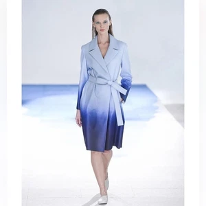 KOBI HALPERIN SS25 Runway Blue Ombré Kunstleder Trenchcoat - Bild 1 von 7