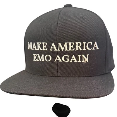 Chapéu Snapback Make America Emo Again Preto Aba Plana Ajustável - Imagem 1 de 4