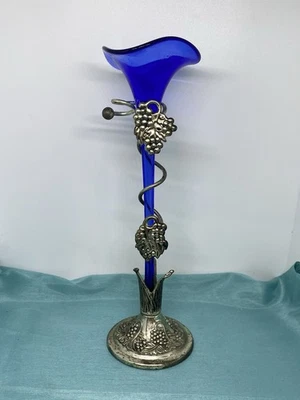 Florero azul cobalto con placa plateada con patas diseño de vid de uva de colección boho Foto 1 de 4